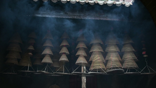 在香港的寺庙里点燃了香螺视频