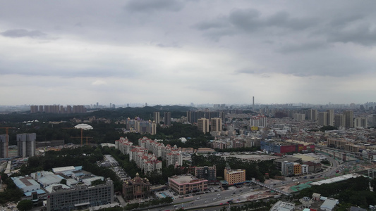 暴雨来临前城市景观航拍视频