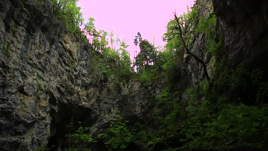 古老的自然洞穴和河流视频