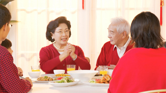 4k一家人开心的吃年夜饭视频