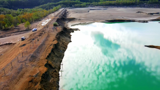 照相机飞越一个带绿松石水的化学湖在普里莫斯基地区khrustalnenskiy视频