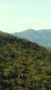 从山飞过大海 航拍蓝天白云视频