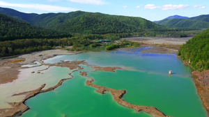 照相机飞越一个带绿松石水的化学湖在普里莫斯基地区khrustalnenskiy16秒视频