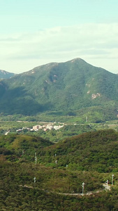 从山飞过大海 航拍蓝天白云视频