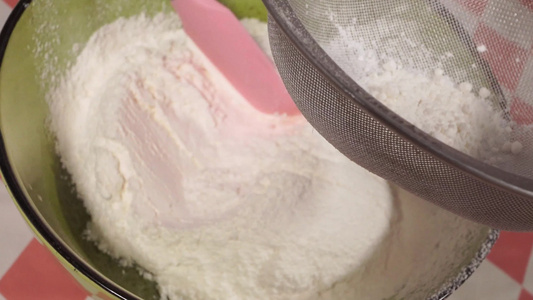 厨房秤称面粉筛入蛋糕胡烘焙做蛋糕视频
