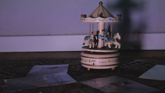 老古董白色儿童木制旋转木马玩具在地板上旋转视频