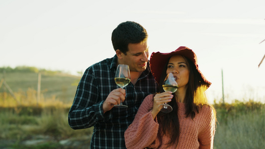 爱的caucaciansian情侣品尝美味的葡萄酒视频