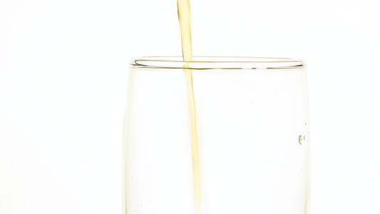 杯中装满了倒在玻璃里的可乐视频