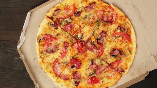 用香肠西红柿和奶酪烤圆环披萨视频