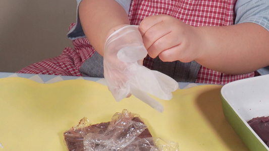 厨师戴手套PVC手套食品安全卫生橡胶手套视频