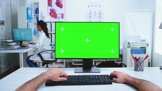 使用绿屏计算机打字的医生视频