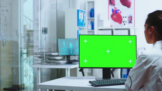 使用带有绿屏的计算机的医生专家视频