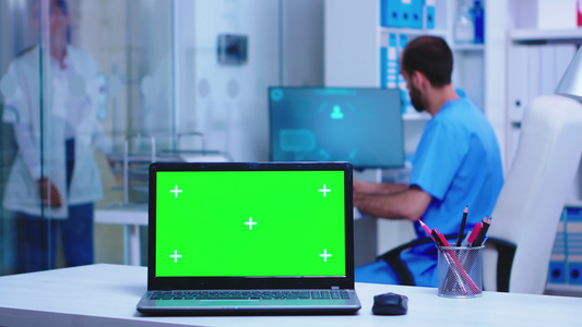 绿屏计算机后面坐着医生视频
