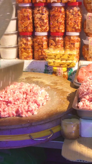 城市菜市场制作肉馅的人节日春节年货生活素材炸丸子44秒视频