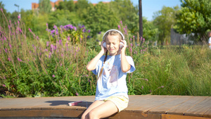 的小女孩在公园里听音乐的声音13秒视频