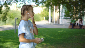的小女孩在公园里听音乐的声音16秒视频