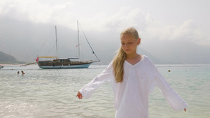 可爱的女孩少年在白色束腰外衣与在船舶景观上享受大海8秒视频