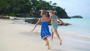 海滩上可爱的小女孩在卡普里岛玩得开心慢动作13秒视频