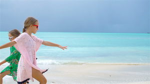海滩上可爱的小女孩慢动作30秒视频