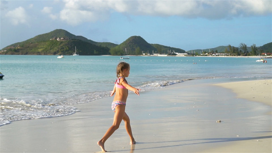 小女孩在日落时在海滩跳舞的休戚与共视频