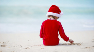 圣诞假期间在白沙滩上穿着圣诞帽的可爱女孩14秒视频