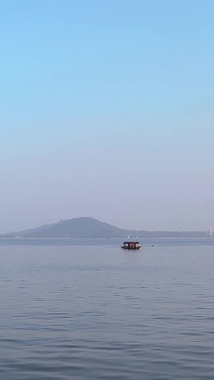 航拍湖北5A级东湖景区游船码头湖景风光素材游船素材58秒视频