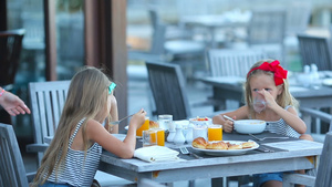 可爱的小女孩在户外咖啡厅吃早餐8秒视频