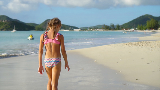 活跃的小女孩在海滩玩得很开心视频