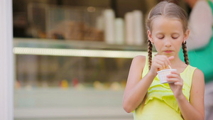 可爱的小女孩在夏天在户外吃冰淇淋可爱的孩子16秒视频