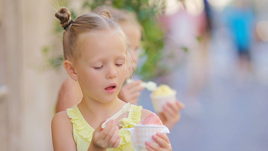 可爱的小女孩在夏天在户外吃冰淇淋可爱的孩子在罗马Gelateria视频