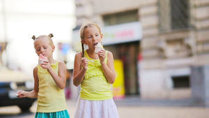 可爱的孩子们在罗马的天竺葵吃着意大利冰淇淋13秒视频