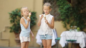 可爱的孩子享受着真正的意大利冰淇淋14秒视频