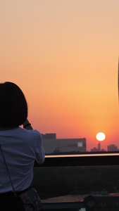 手机拍夕阳美景的女生背影视频