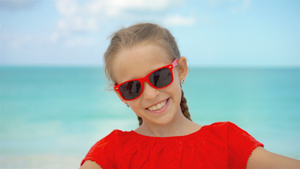 快乐的小女孩在暑假期间在奇异岛屿热带海滩玩自拍14秒视频