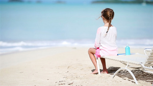 小女孩享受热带沙滩度假晒着阳光看着大海17秒视频