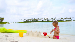 在热带度假期间玩沙滩玩具的小姑娘9秒视频