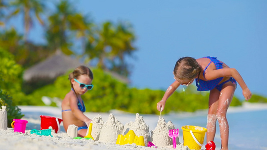 在热带度假期间玩沙滩玩具的小女孩;热带假日视频