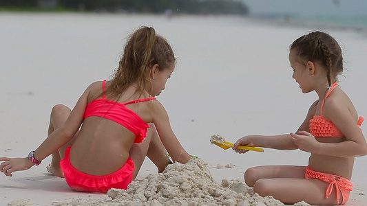 在热带度假期间玩沙滩玩具的小女孩;热带假日视频