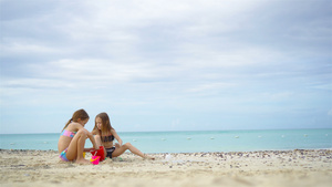 两个孩子在热带沙滩上造沙城堡11秒视频