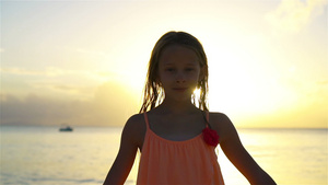 快乐的小女孩在海滩上享受节日假期19秒视频
