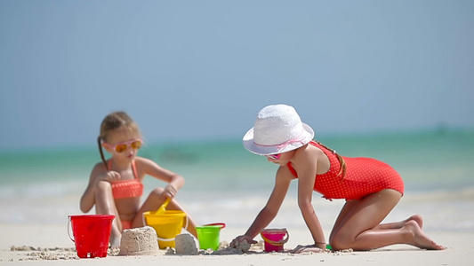 在热带度假期间玩沙滩玩具的小女孩视频