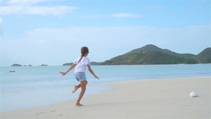 小女孩在海滩玩得很开心17秒视频