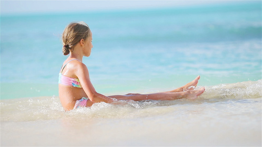 暑假在沙滩上玩的可爱小女孩视频