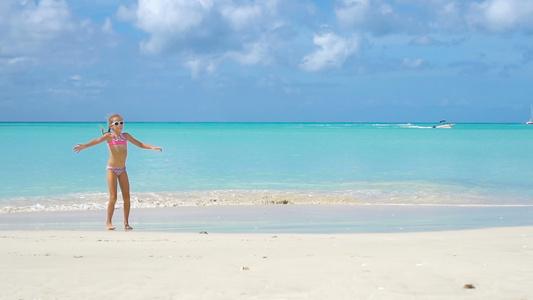 暑假期间在海滩玩耍的可爱活跃小女孩视频