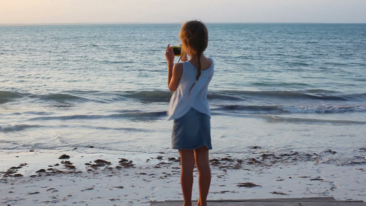 热带度假期间海滩上可爱的小女孩视频