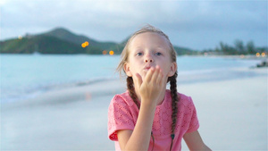 可爱的小女孩在海滩有很多在日落时的乐趣快乐的孩子看着15秒视频