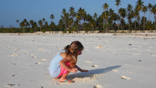 热带度假期间在白沙滩的可爱小姑娘视频