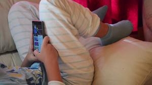 青少年在家用智能手机玩耍游戏16秒视频