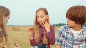 可爱的男孩女孩一起在野外吃披萨17秒视频