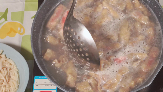 汆烫肥牛牛肉焯水做饭去血沫飞水视频